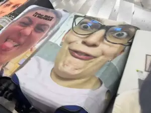 "도둑도 창피해서 못 훔쳐갈 듯"… 공항 점령한 '내 얼굴 캐리어' 유행