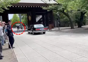 야스쿠니서 "독도는 우리땅" 현수막 치켜든 韓 남성…日 경찰, 업무 방해로 체포 [영상]