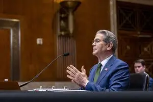 베선트 미 재무 "이란·러 석유 제재 유예 연장 없다"