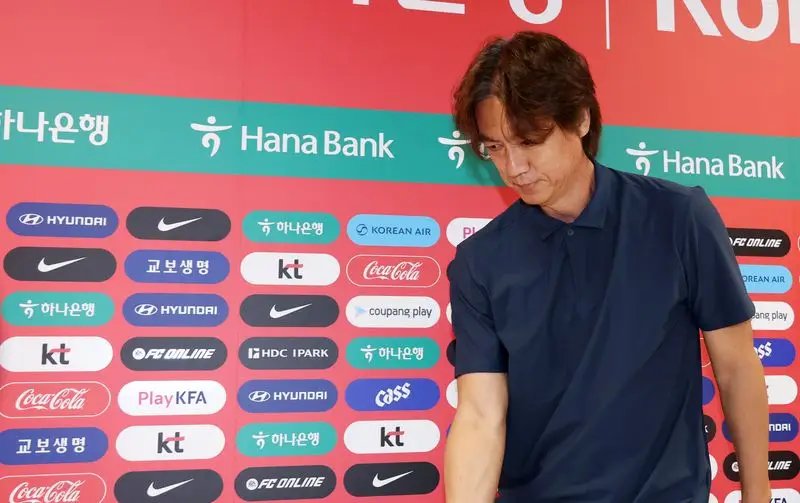 "조별리그 두번 탈락한 세계 최초 감독"...홍명보, 망신살 뻗친 퇴장 [2026 월드컵]