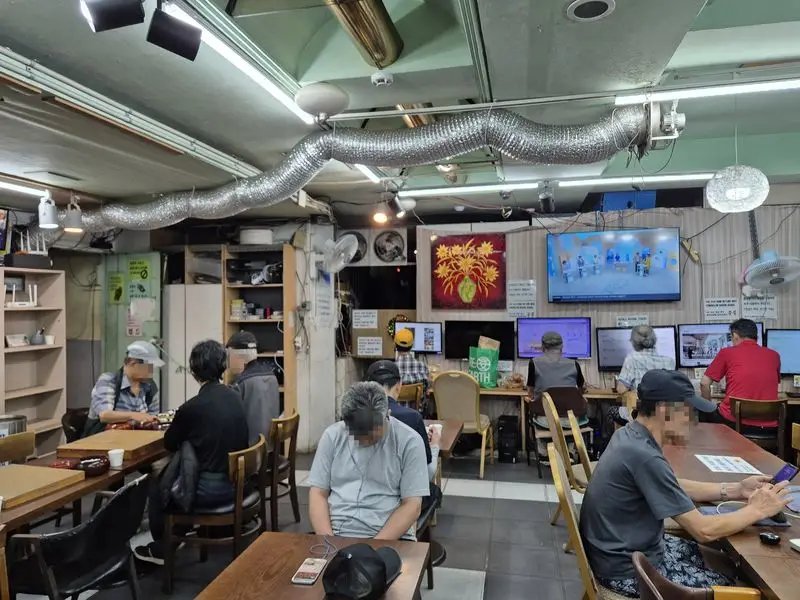 사라지는 노숙쉼터… 절절 끓는 아스팔트 위 기댈건 우산 뿐
