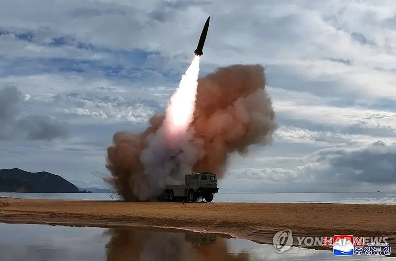 北, 탄도미사일 추정 발사체 발사…日 "EEZ 밖 낙하"