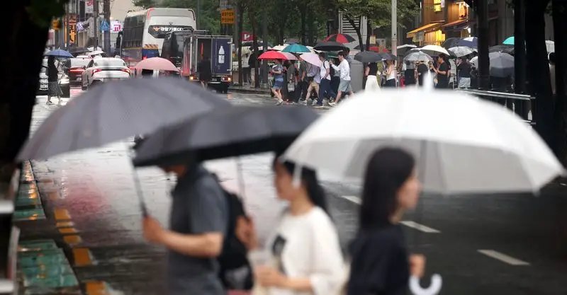 광복절 남부 중심 거센 비…최대 200㎜ 이상, 더위도 이어져