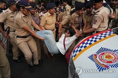 인도 뉴델리 부정선거 규탄 시위 지속… 언론인·변호사 등 강제 연행 논란