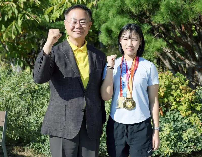 AG 병역 논란 비웃듯… "난 군대 가려고 金 땁니다" 13살 소녀의 놀라운 폭탄선언