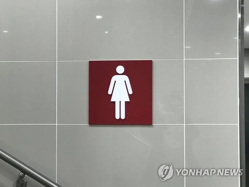 직장 화장실서 출산한 뒤 쓰레기통에 유기한 20대 친모, 1심서 '징역 2년'
