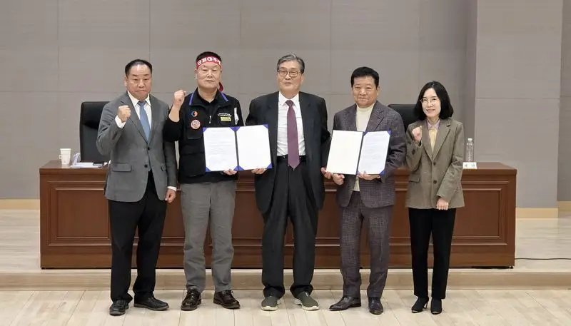 "경기 버스 정상 운행합니다"…밤샘 협상 극적 타결 '파업 철회'(종합)